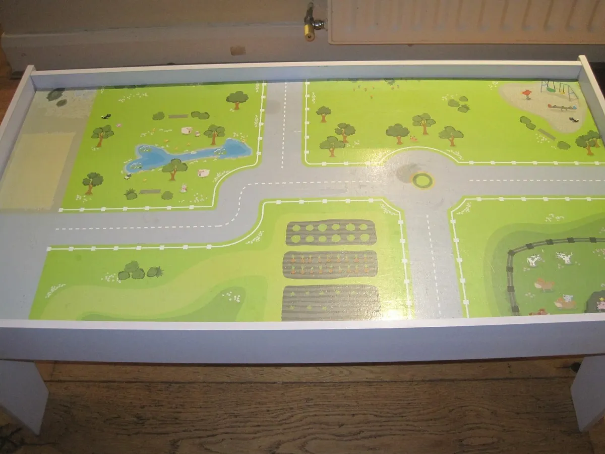 Childs play table. FREE. - Image 3
