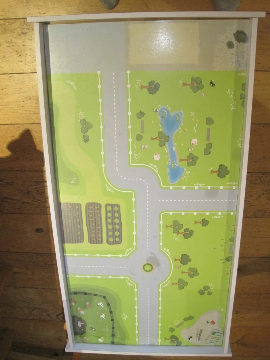 Childs play table. FREE. - Image 4