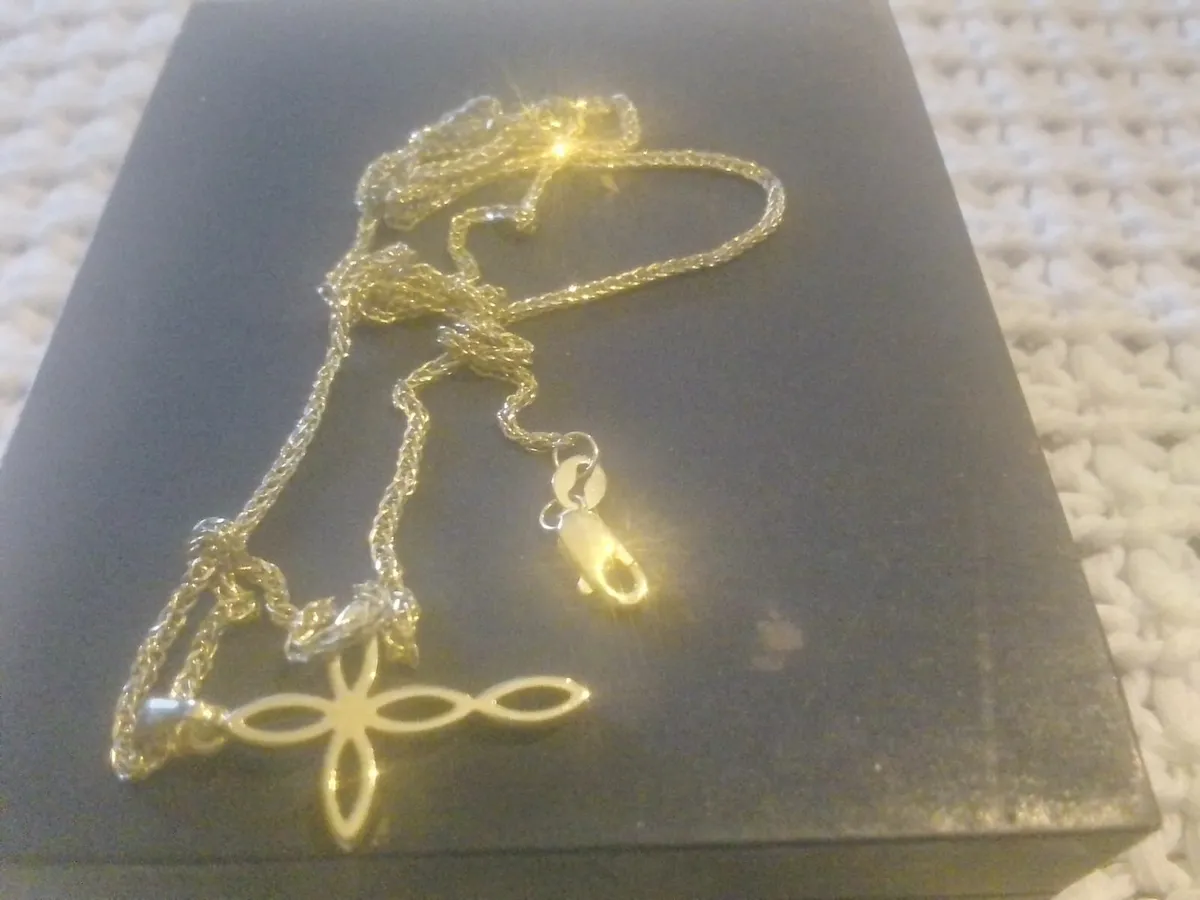 9ct GOLD CROSS & DIAMOND CUT CHAIN 18" NEw - Image 2