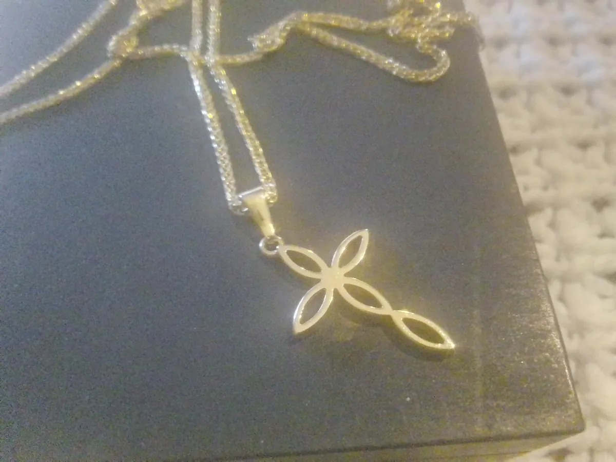 9ct GOLD CROSS & DIAMOND CUT CHAIN 18" NEw - Image 4