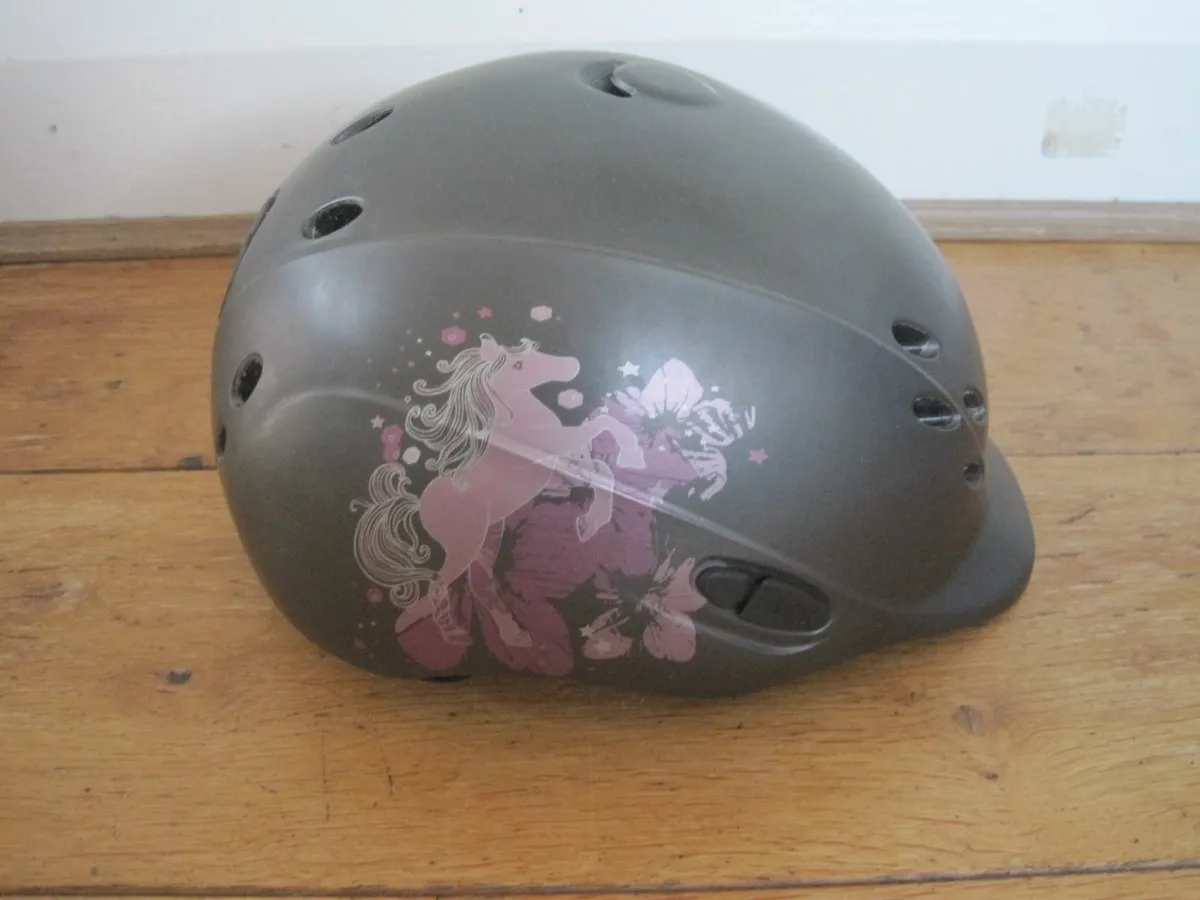 childs equestrian hat, 49cm to 54cm - Image 1