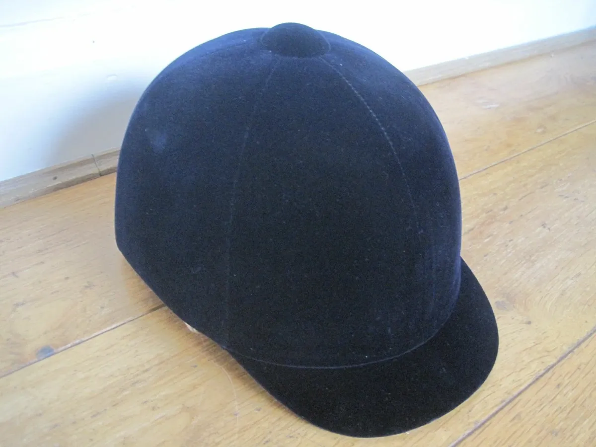 Childs equestrian hard hat, 54cm - Image 1