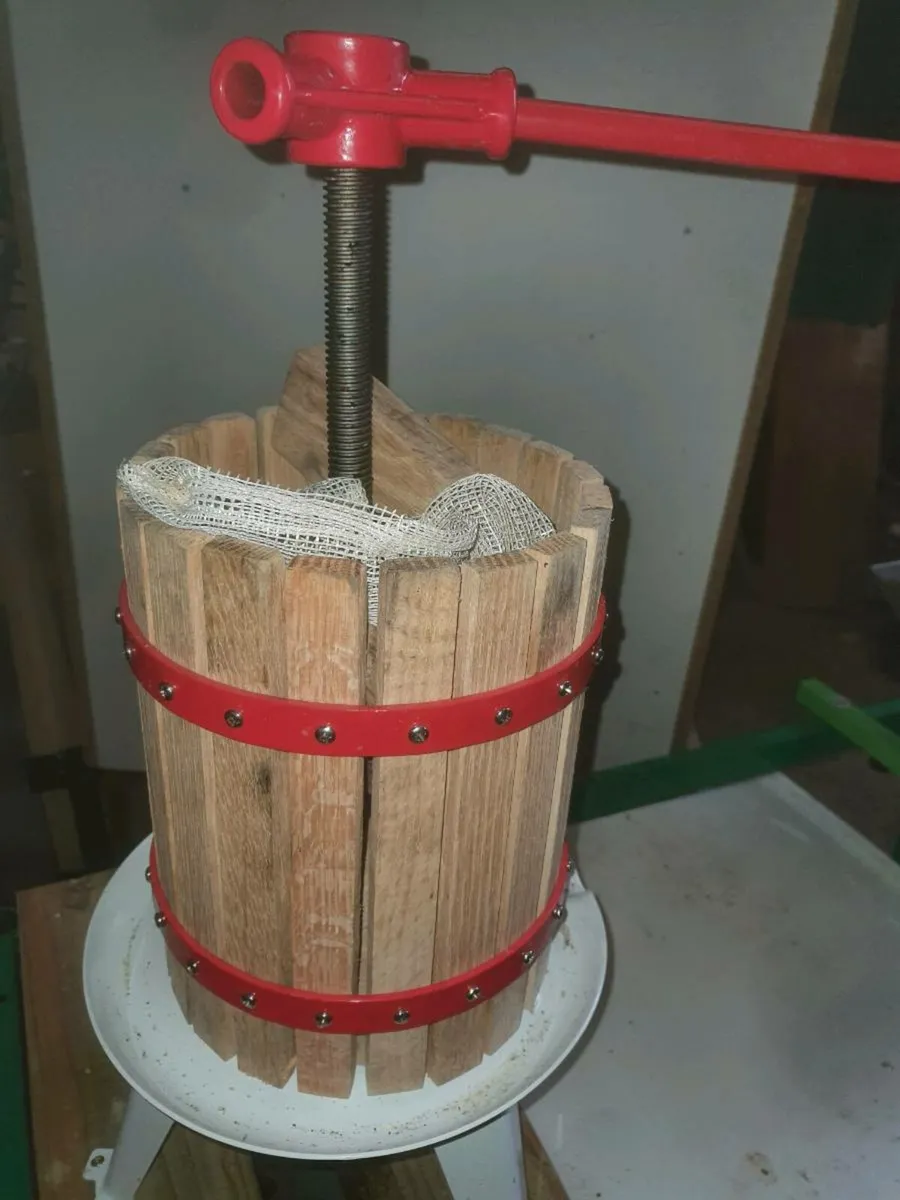 Apple cider pulper and press - Image 1