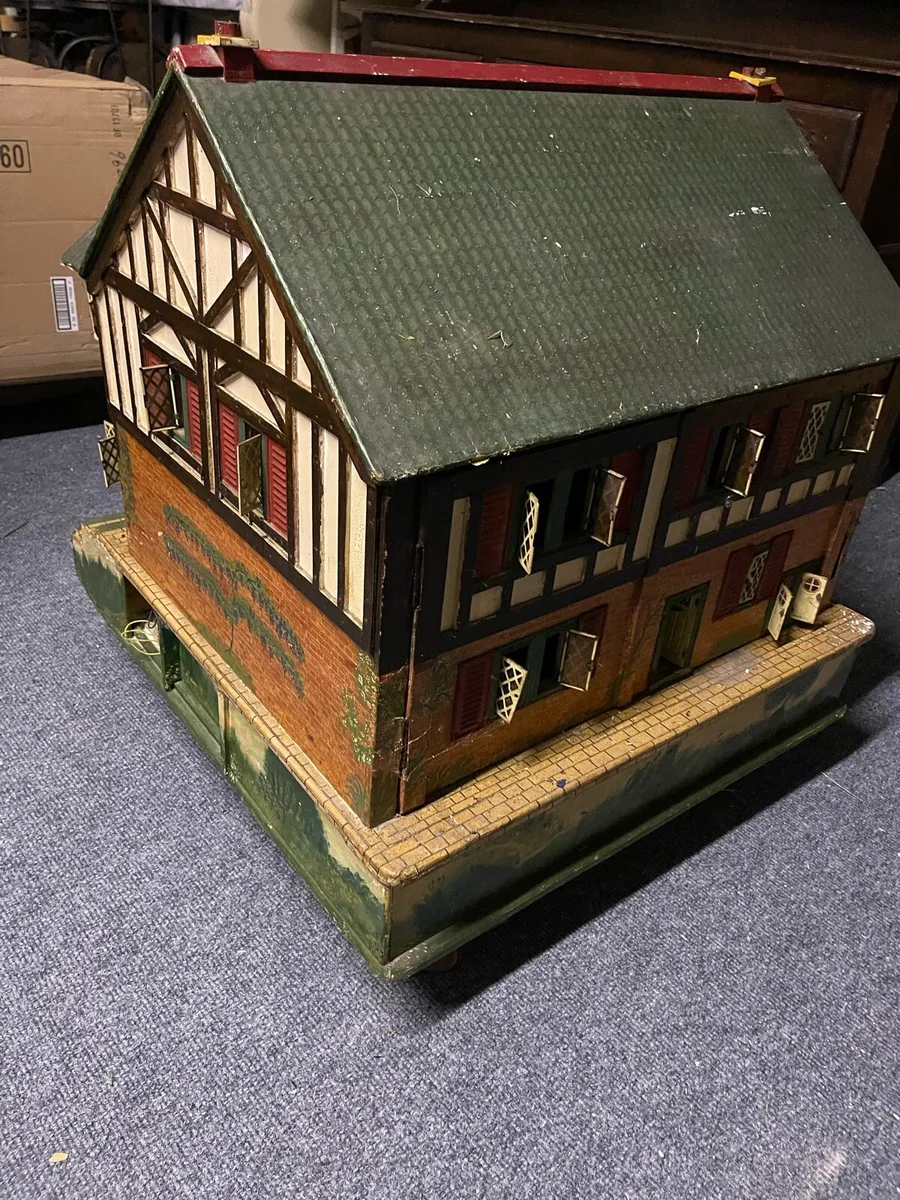 Old dolls house - Image 1