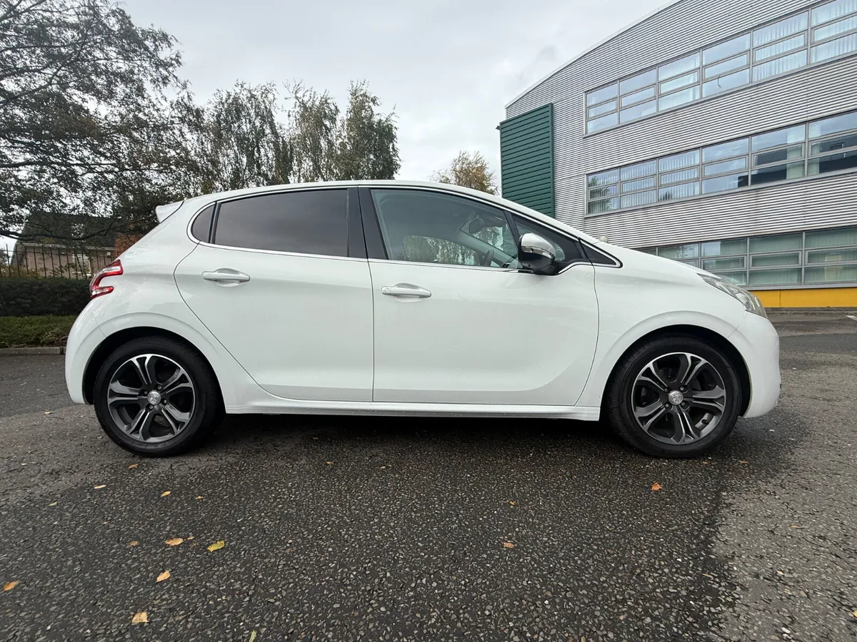 Peugeot 208 1.2 VTI Automatic Pan Roof - Image 3