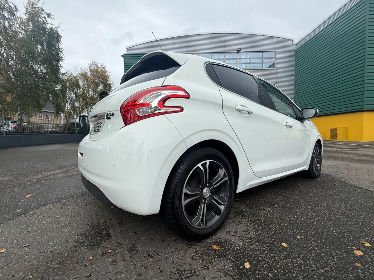Peugeot 208 1.2 VTI Automatic Pan Roof - Image 4