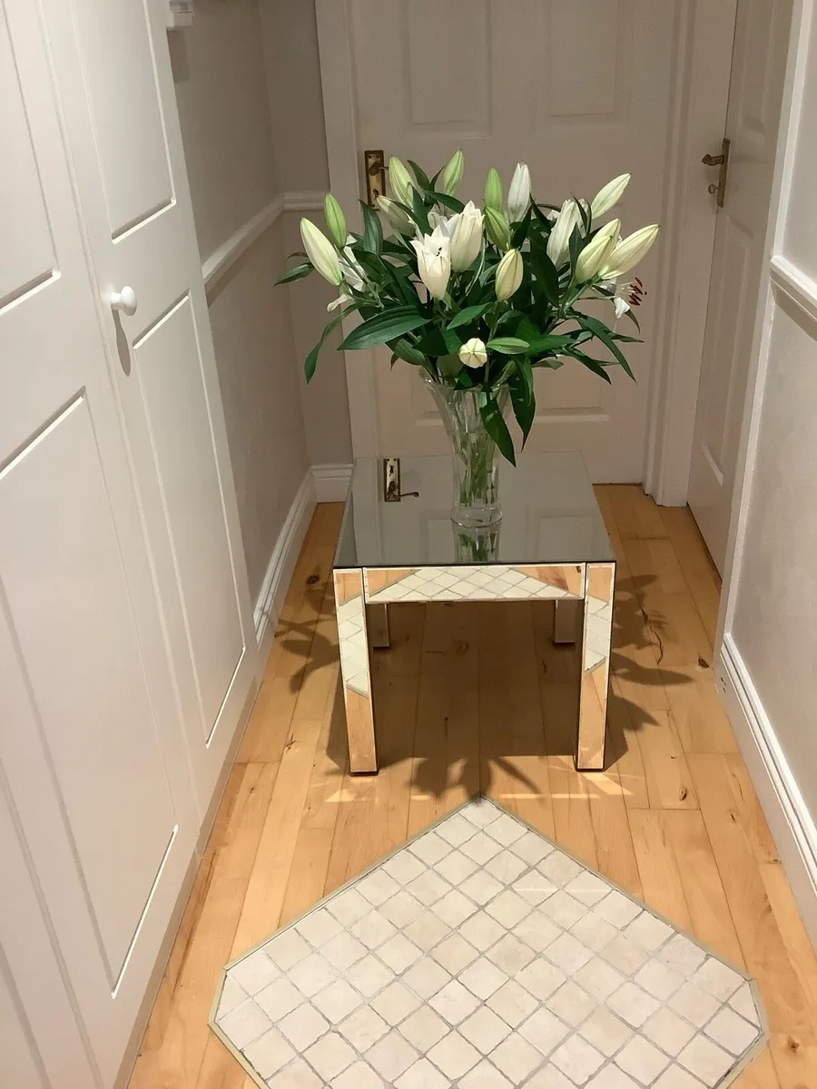 Glass occasional table - Image 1