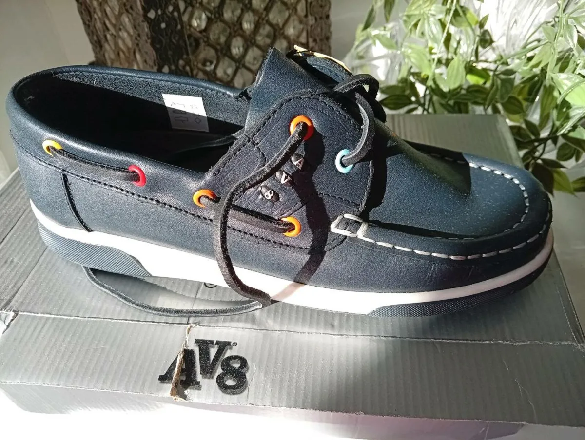 Av8s school shoes