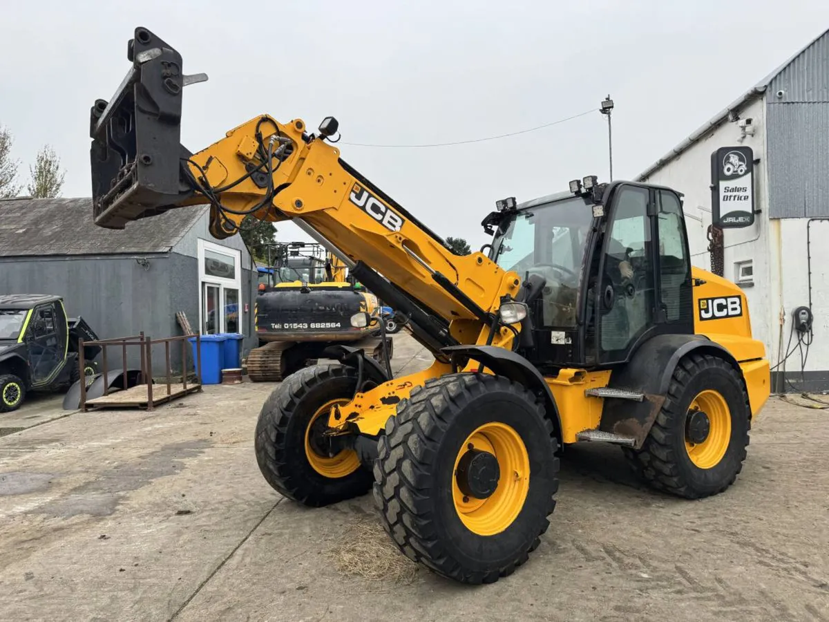 2019 JCB 320 - Image 1