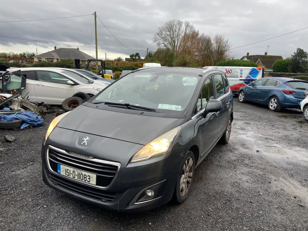 151 Peugeot 5008 slight rear damage - Image 1