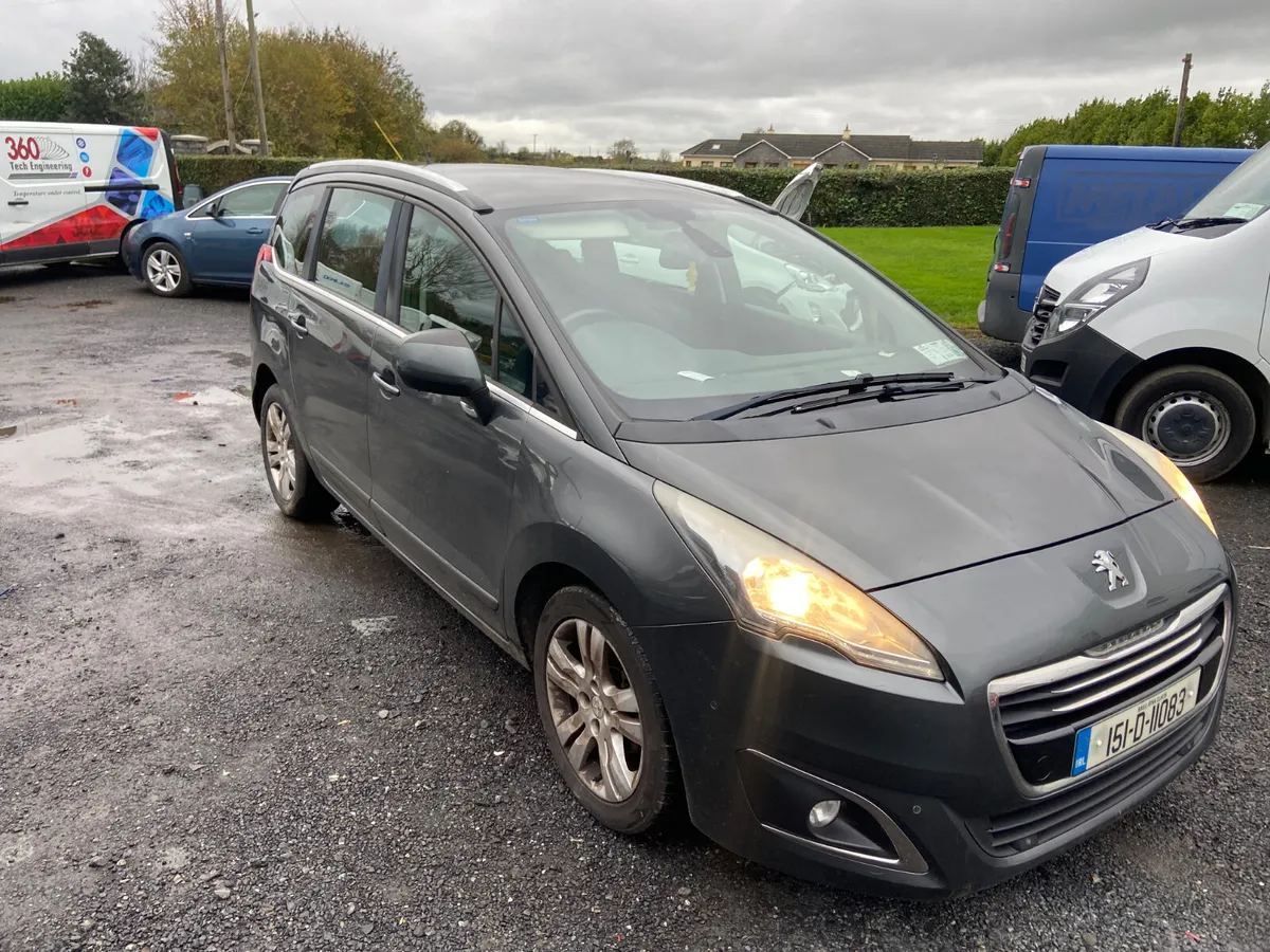 151 Peugeot 5008 slight rear damage - Image 2