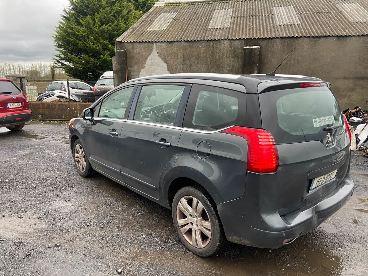 151 Peugeot 5008 slight rear damage - Image 4