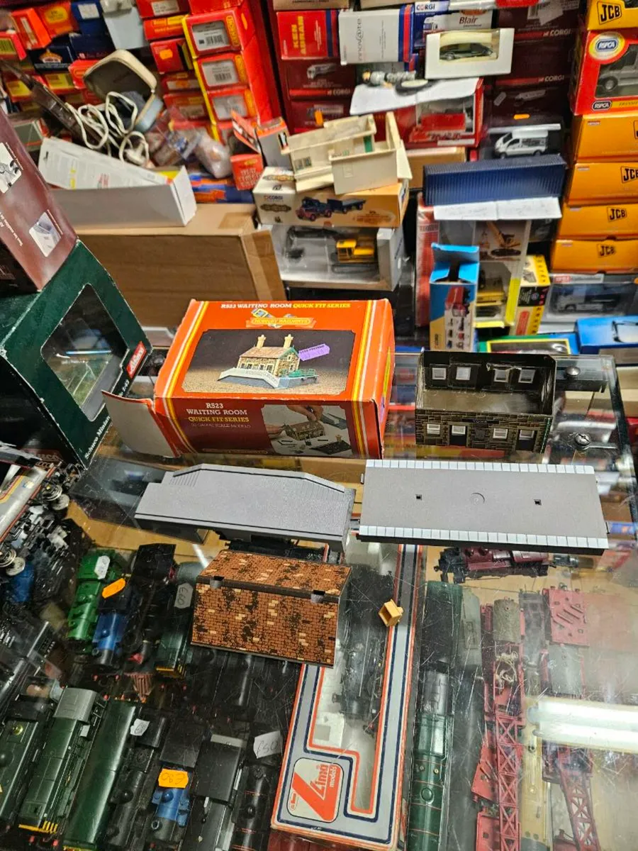 Hornby OO Gauge Station - Image 1