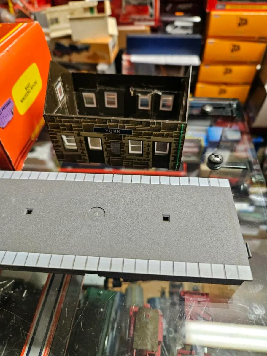 Hornby OO Gauge Station - Image 2