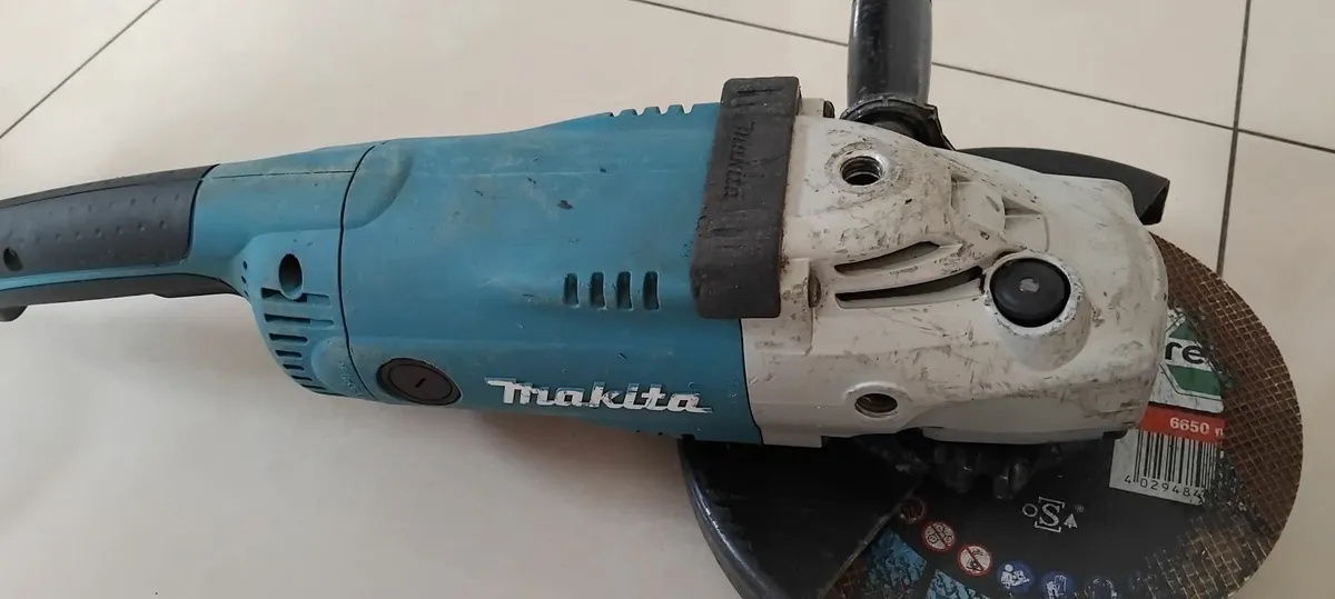 Makita GA9020S 230mm 9" Angle Grinder 110v - Image 3