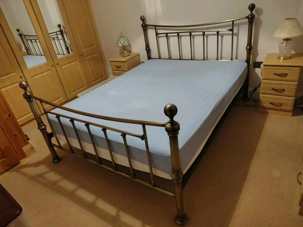 King Metal frame bed - Image 1
