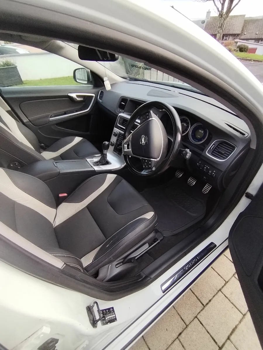 Volvo V60 2011 - Image 2