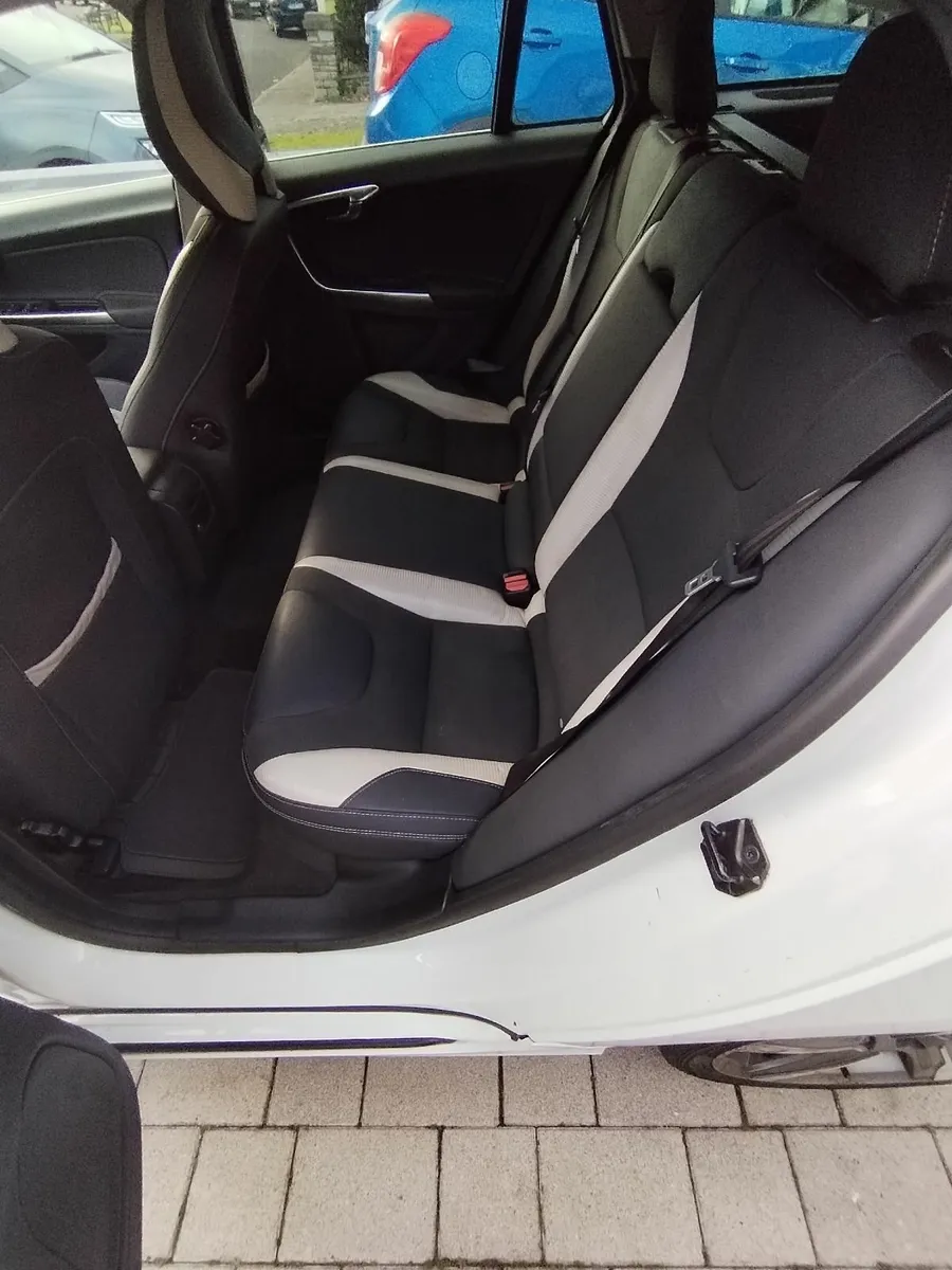 Volvo V60 2011 - Image 4