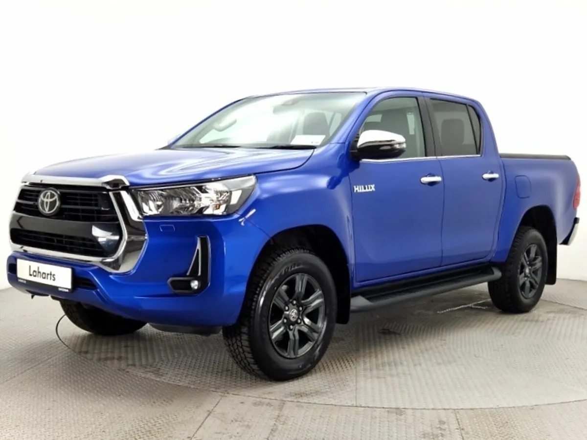 Toyota Hilux D/CAB 2.8 SR5 AUTO - Image 3