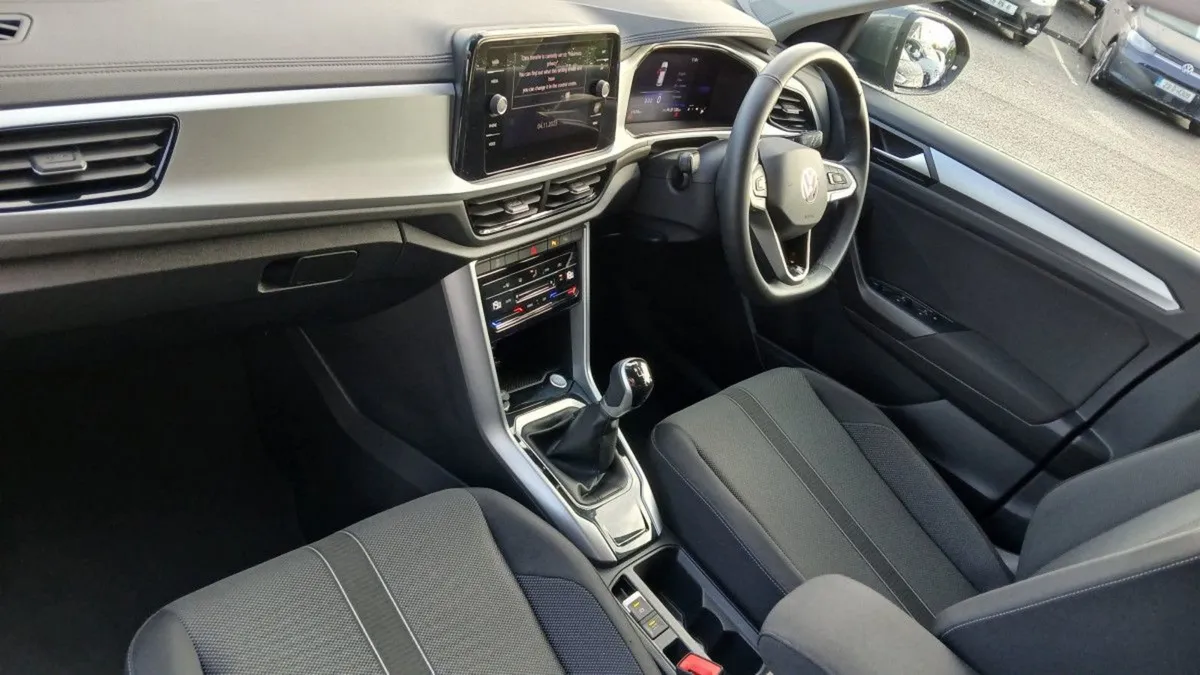 Volkswagen T-Roc Edition 75 1.0tsi M6F 116HP  rea - Image 3