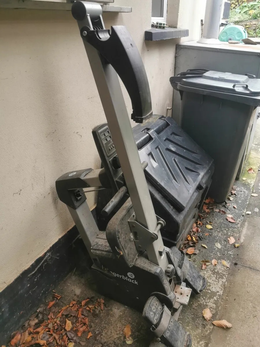 Rowing Machine - Image 2