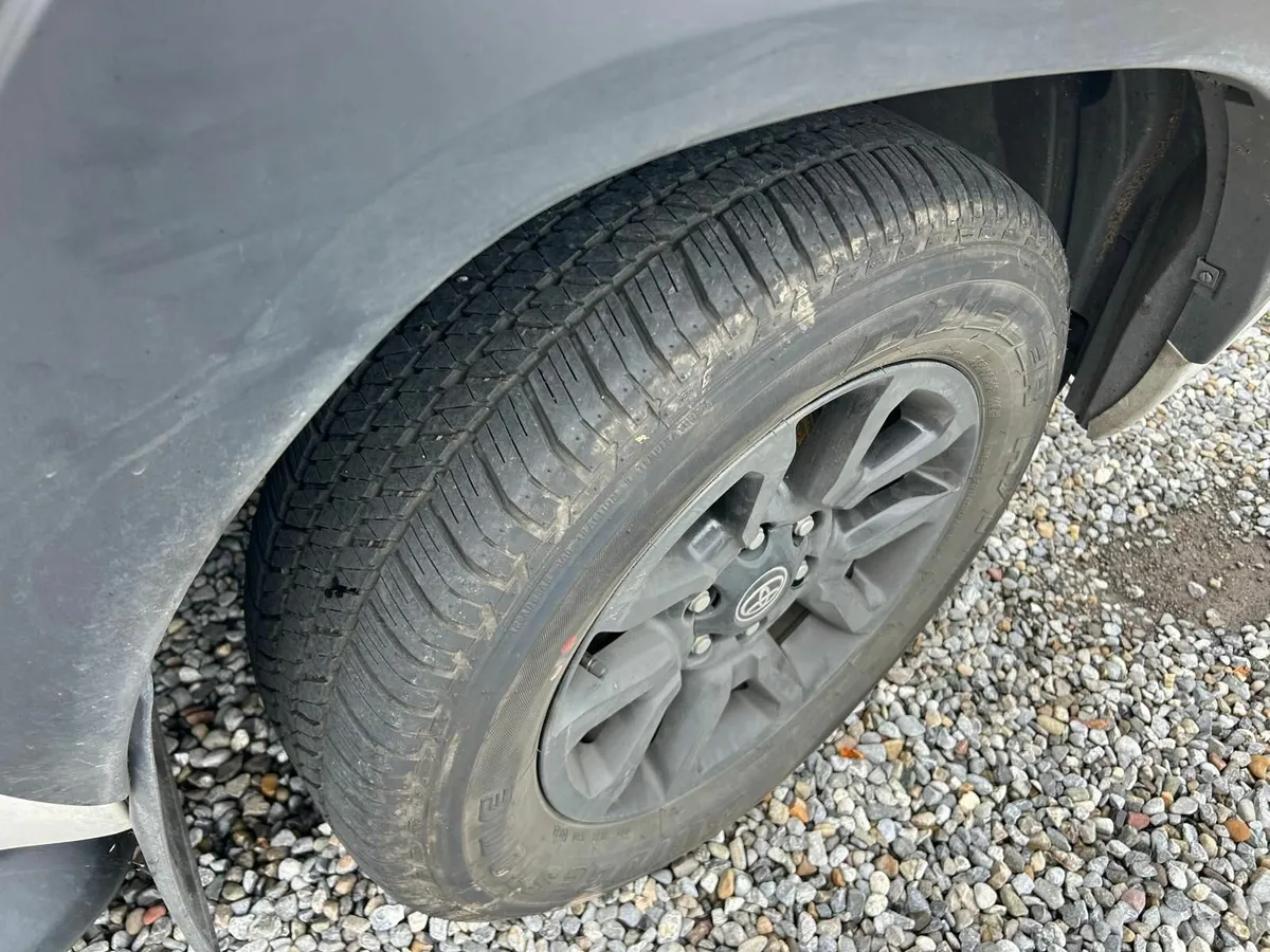 Toyota Hilux 2023 - Image 3