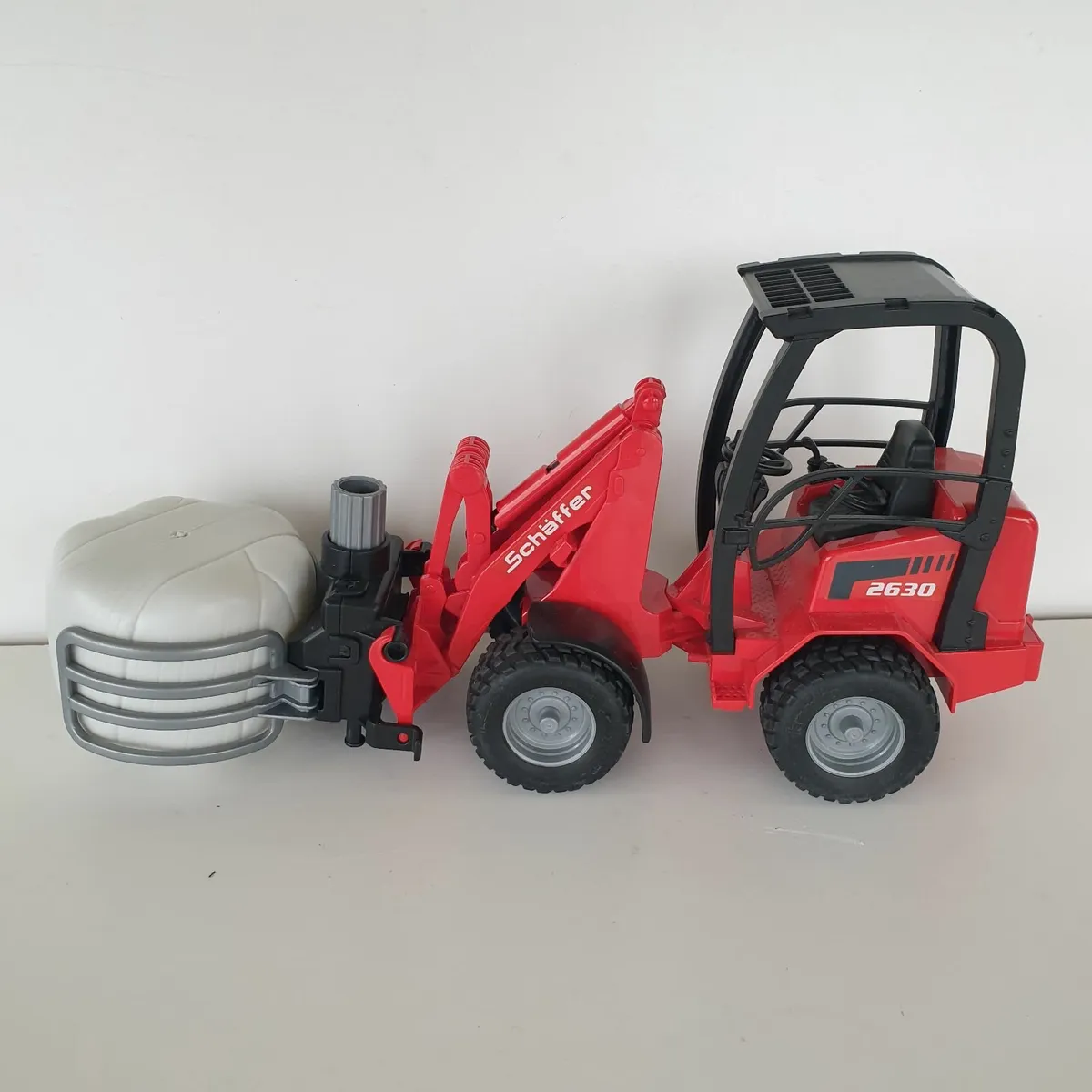 Bruder schaffer loader with bale - Image 2