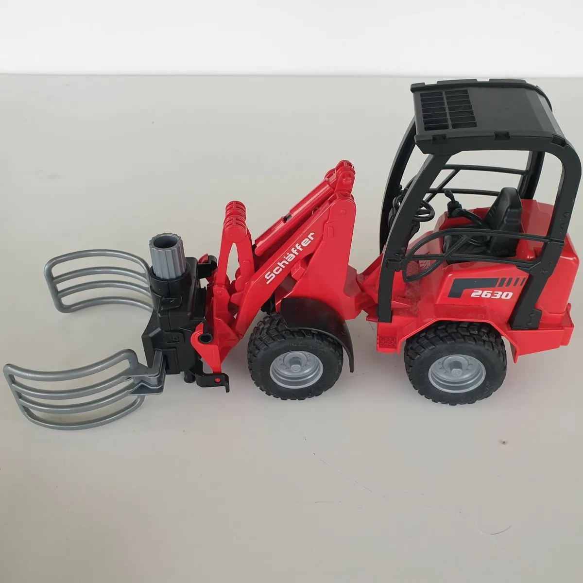 Bruder schaffer loader with bale - Image 3