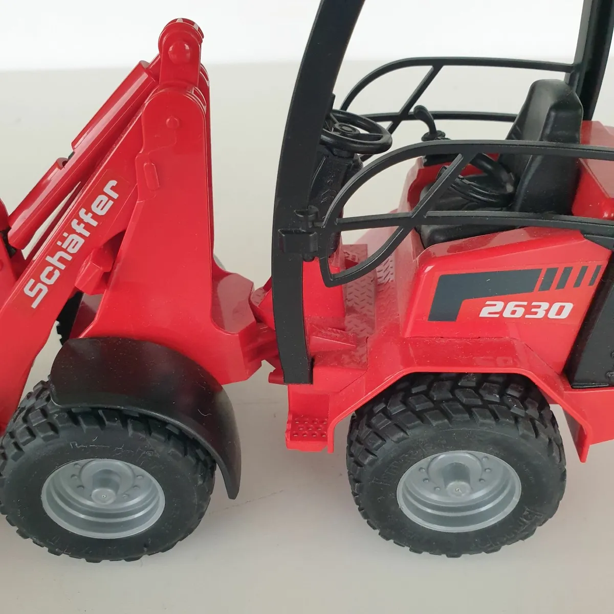 Bruder schaffer loader with bale - Image 4