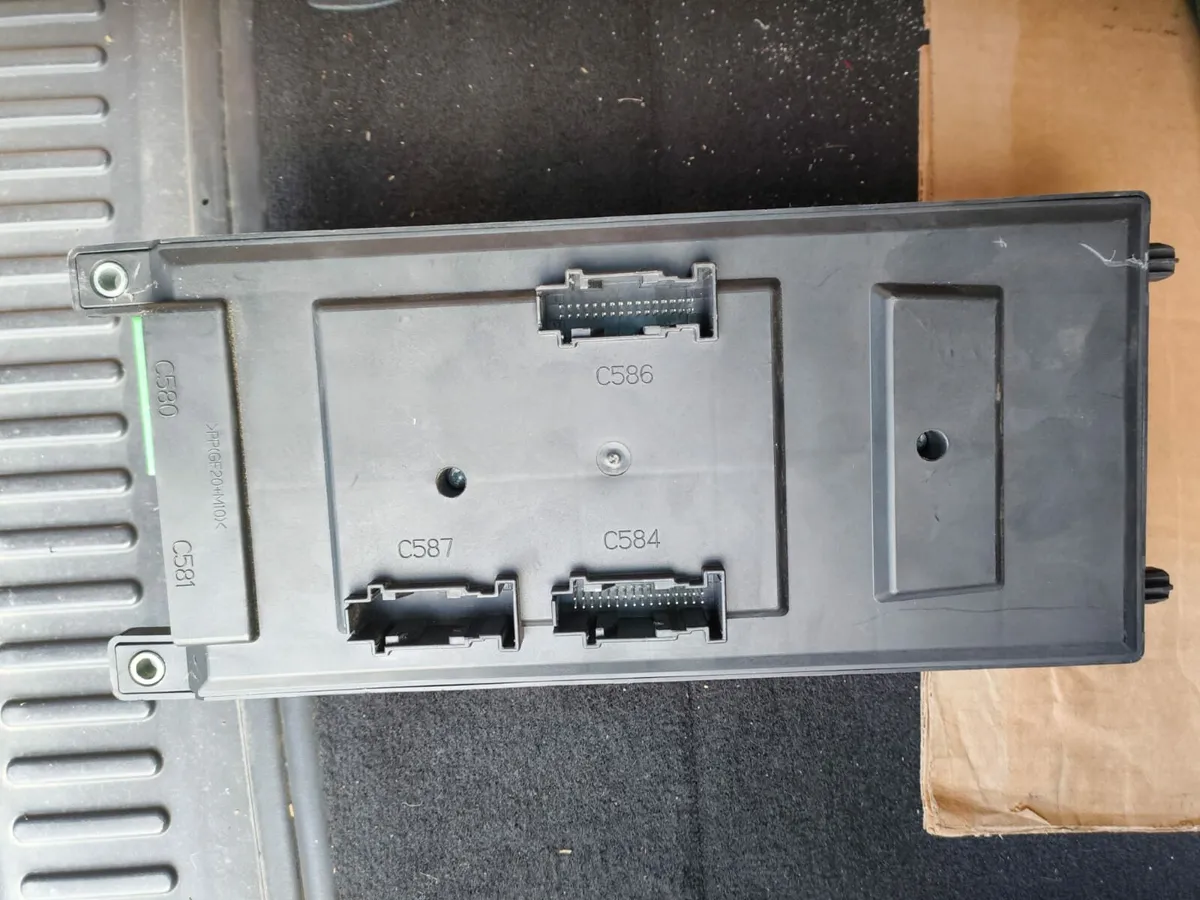 Land Rover Range Rover Sport Rear Fuse Relay Box - Image 2