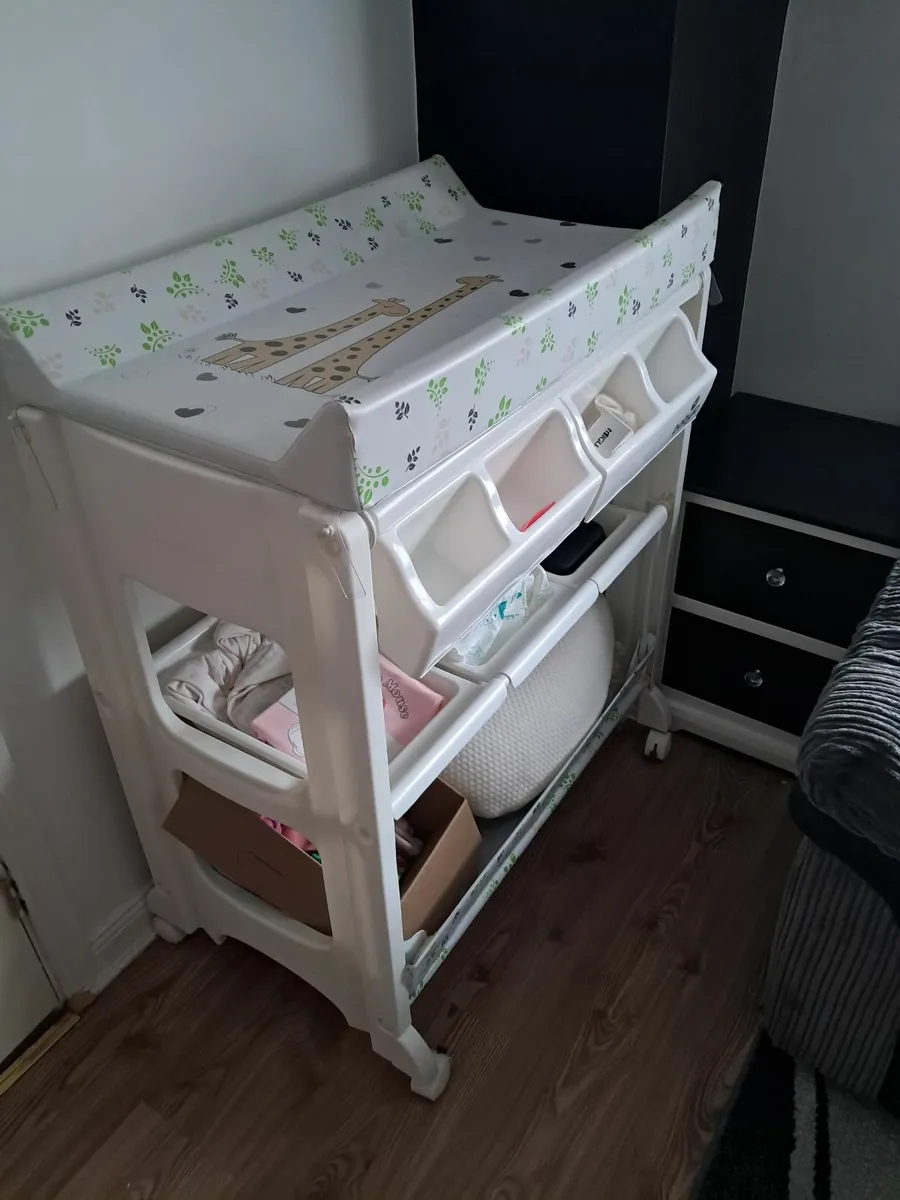 Changing unit and bath - Image 1