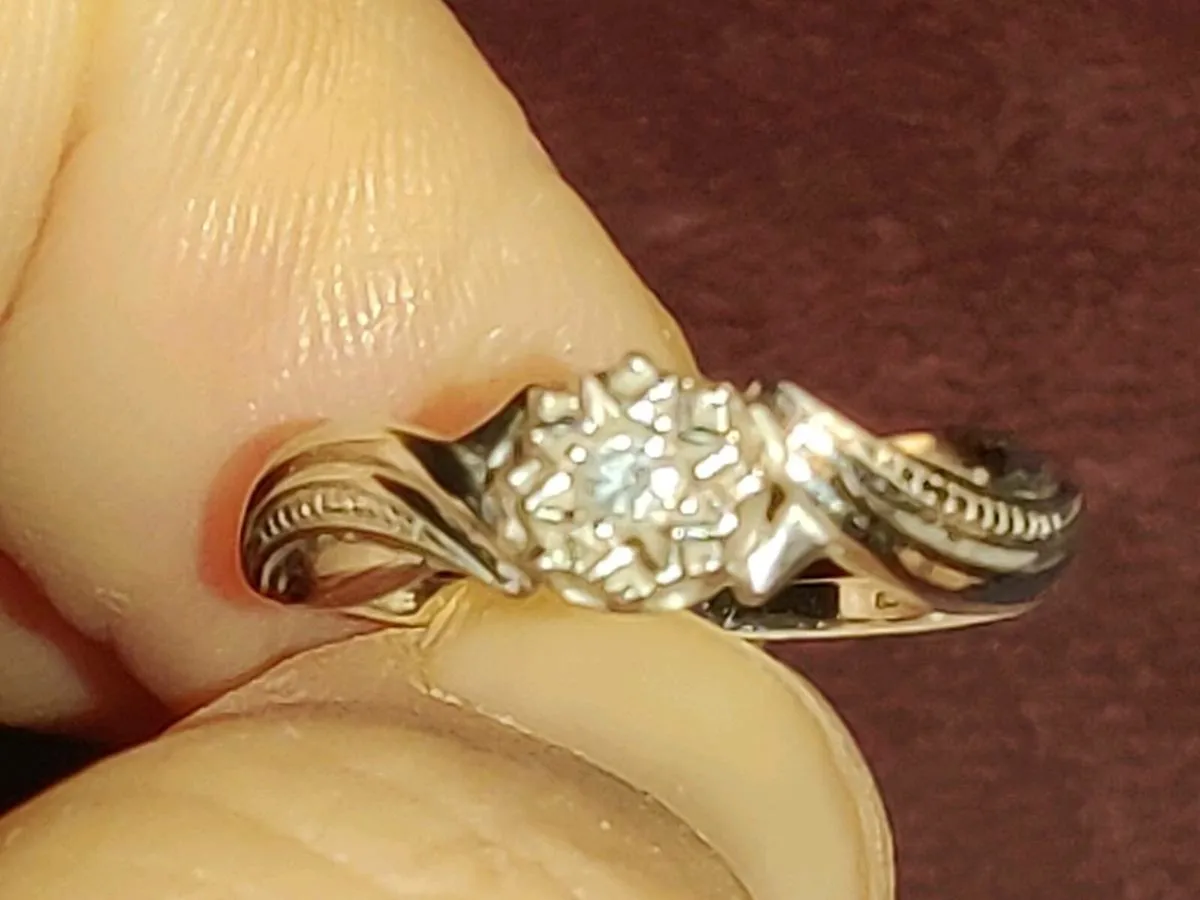 DIAMOND TWIST, 9CT White Gold New Ring & Cert ! - Image 1