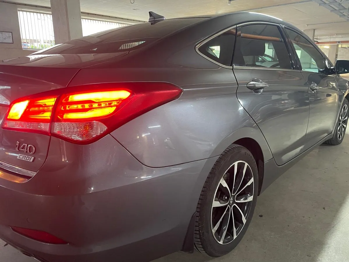 Hyundai i40 Executive Saloon - Image 2