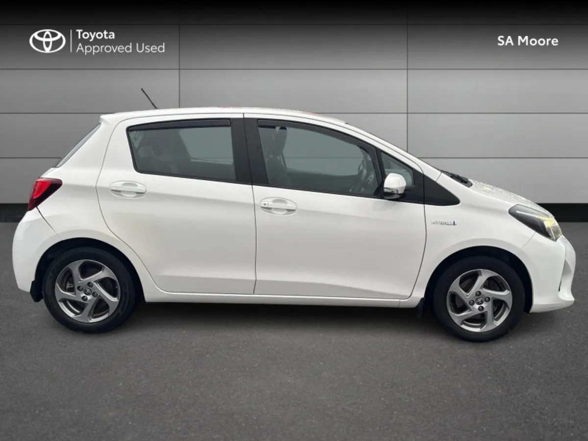Toyota Yaris YARIS HYBRID LUXURY MC - Image 3