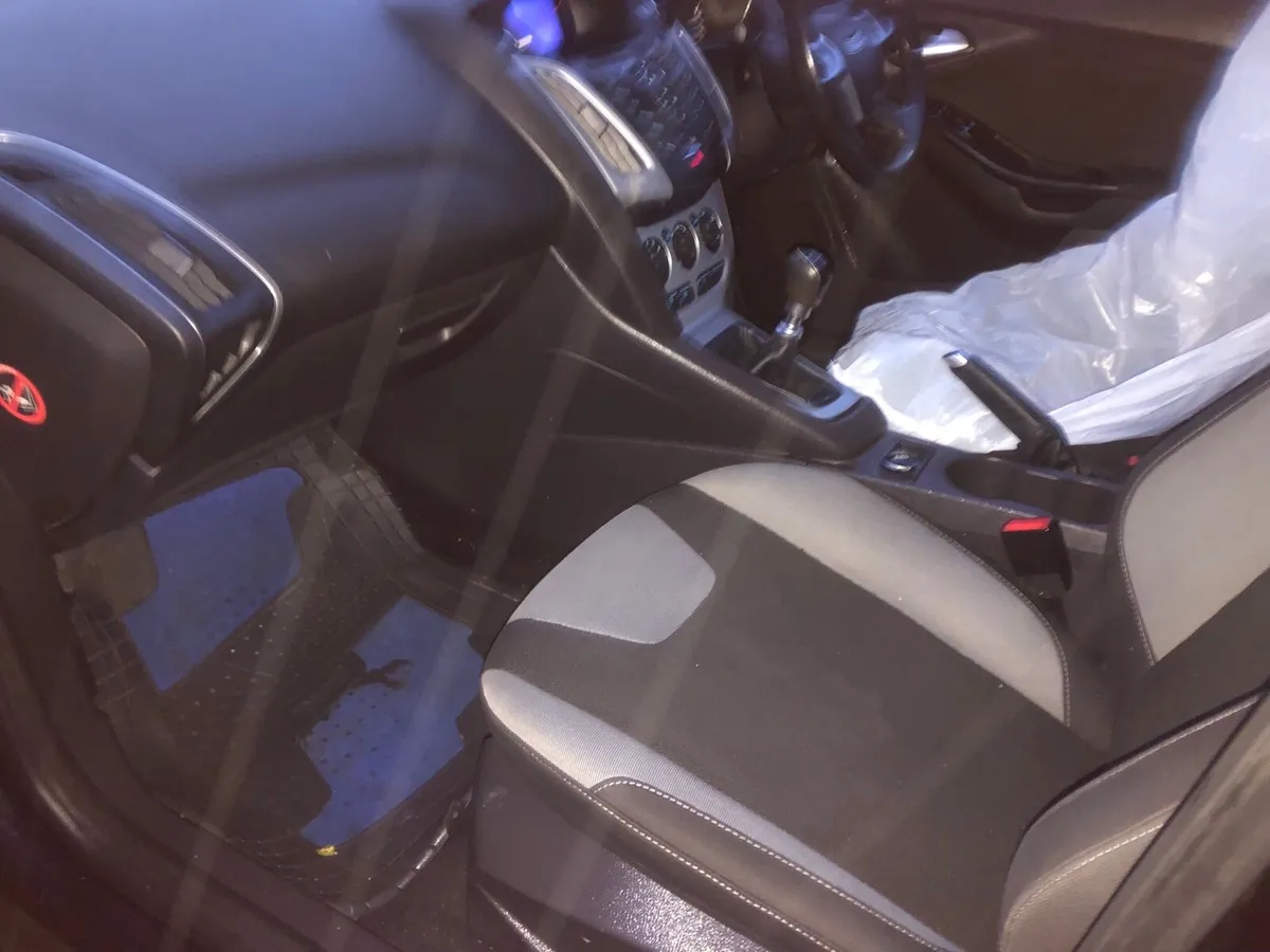 FORD FOCUS TOURER NCT 27 TAX 26 MINT - Image 3