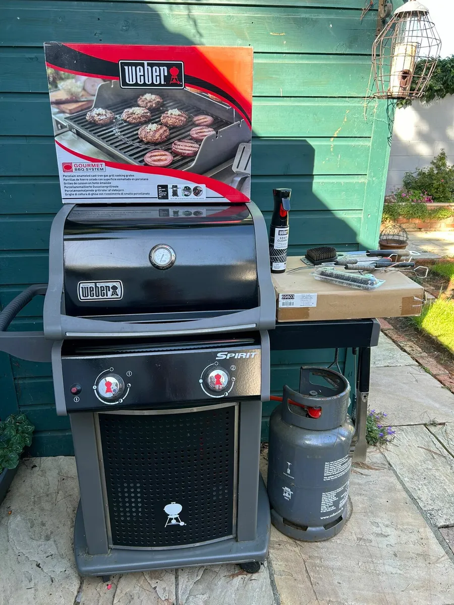 Weber bbq, great condition, gas, accessories - Image 1