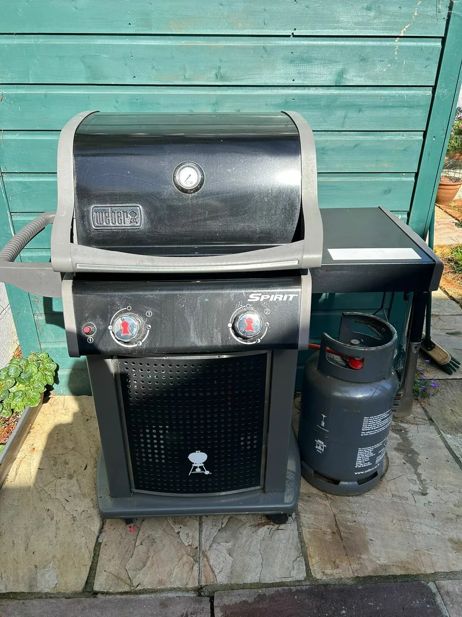 Weber bbq, great condition, gas, accessories - Image 2