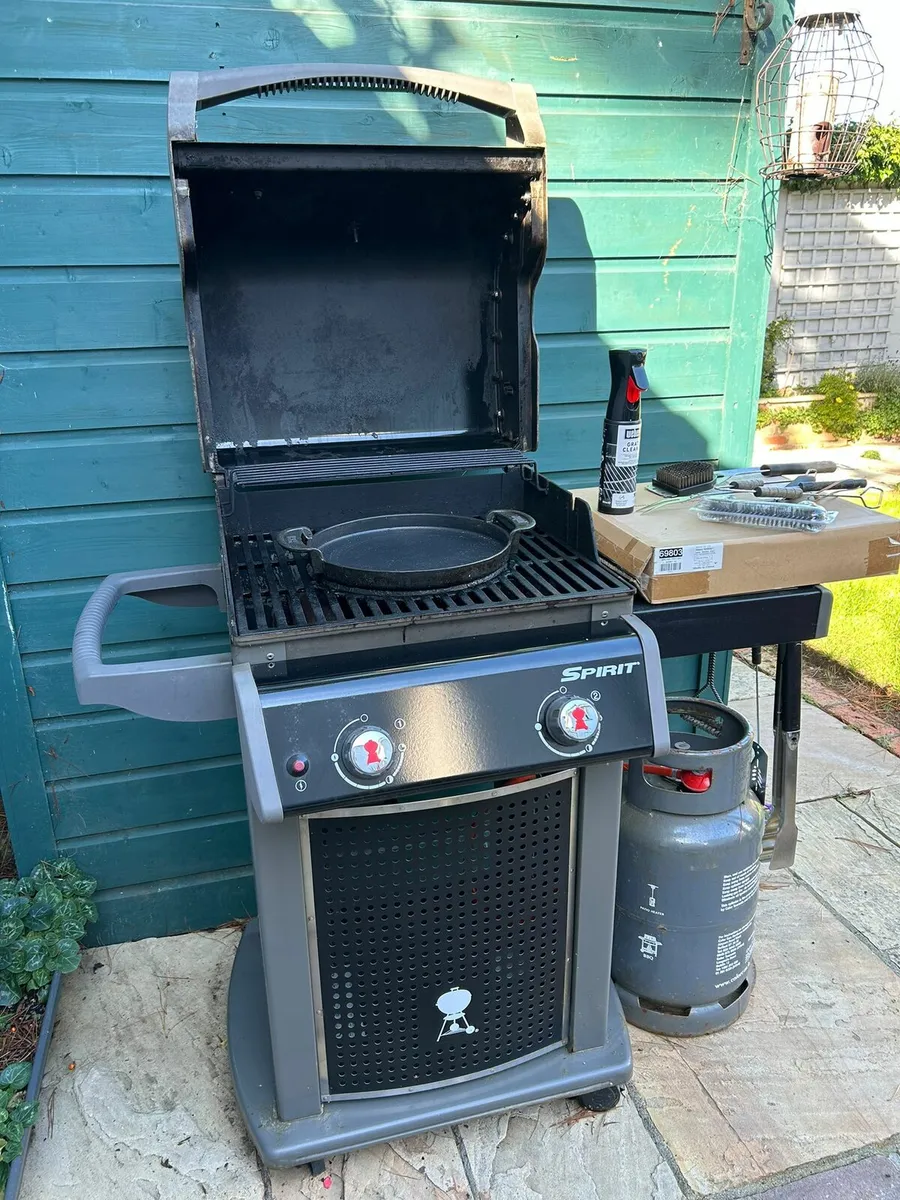 Weber bbq, great condition, gas, accessories - Image 3