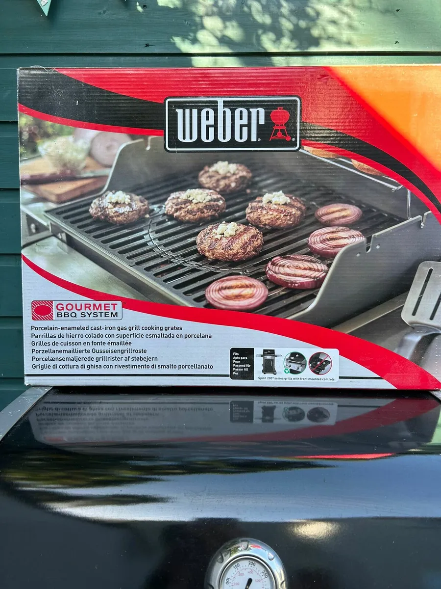 Weber bbq, great condition, gas, accessories - Image 4