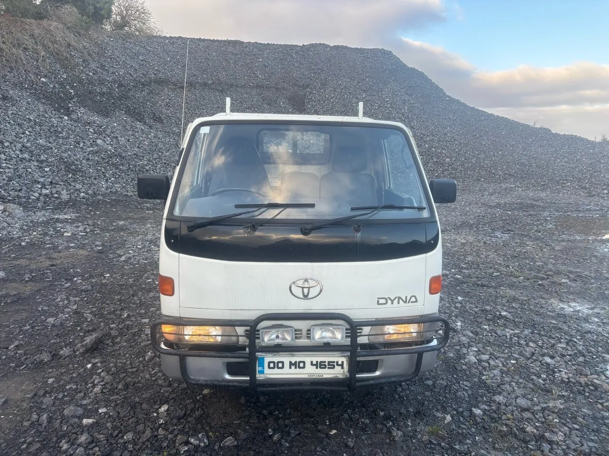 2000 Toyota Dyna Dropside - Image 2