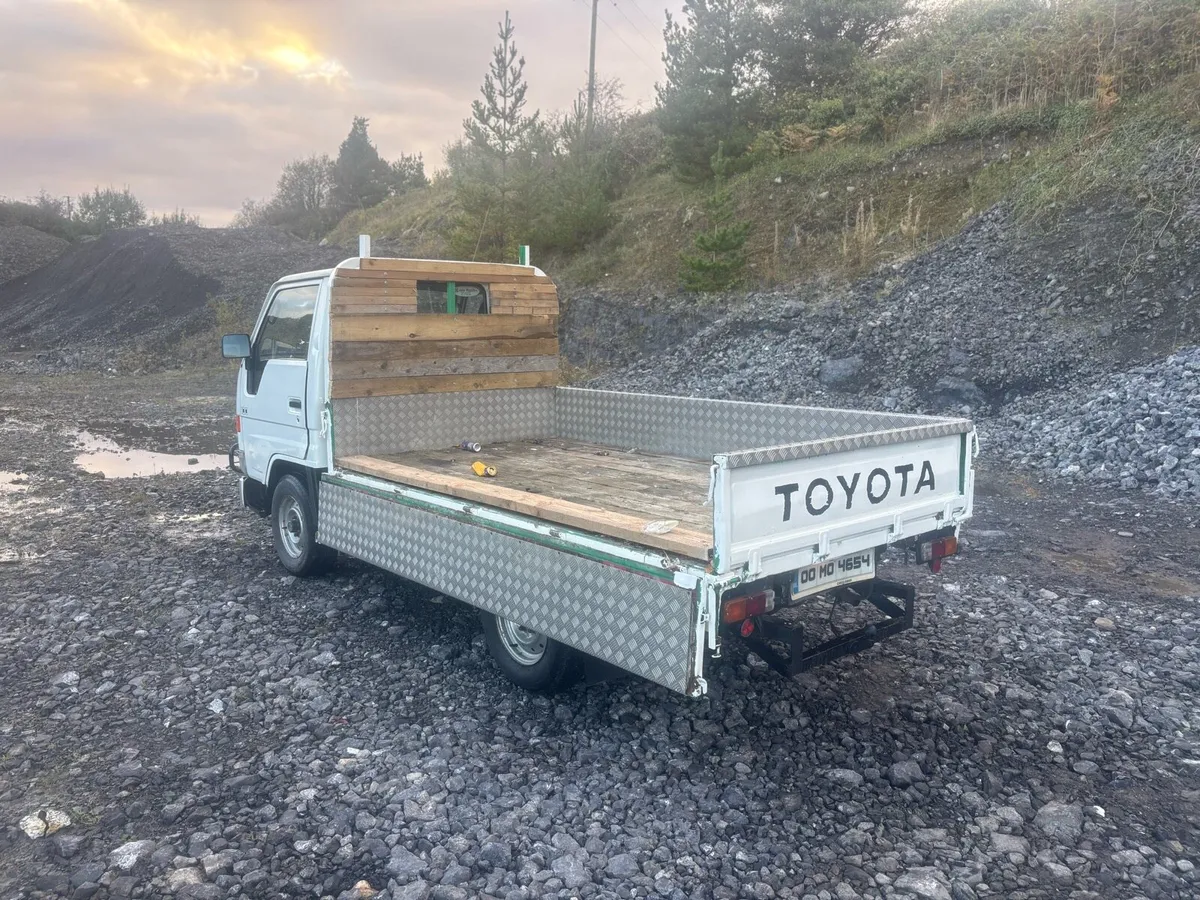 2000 Toyota Dyna Dropside - Image 3