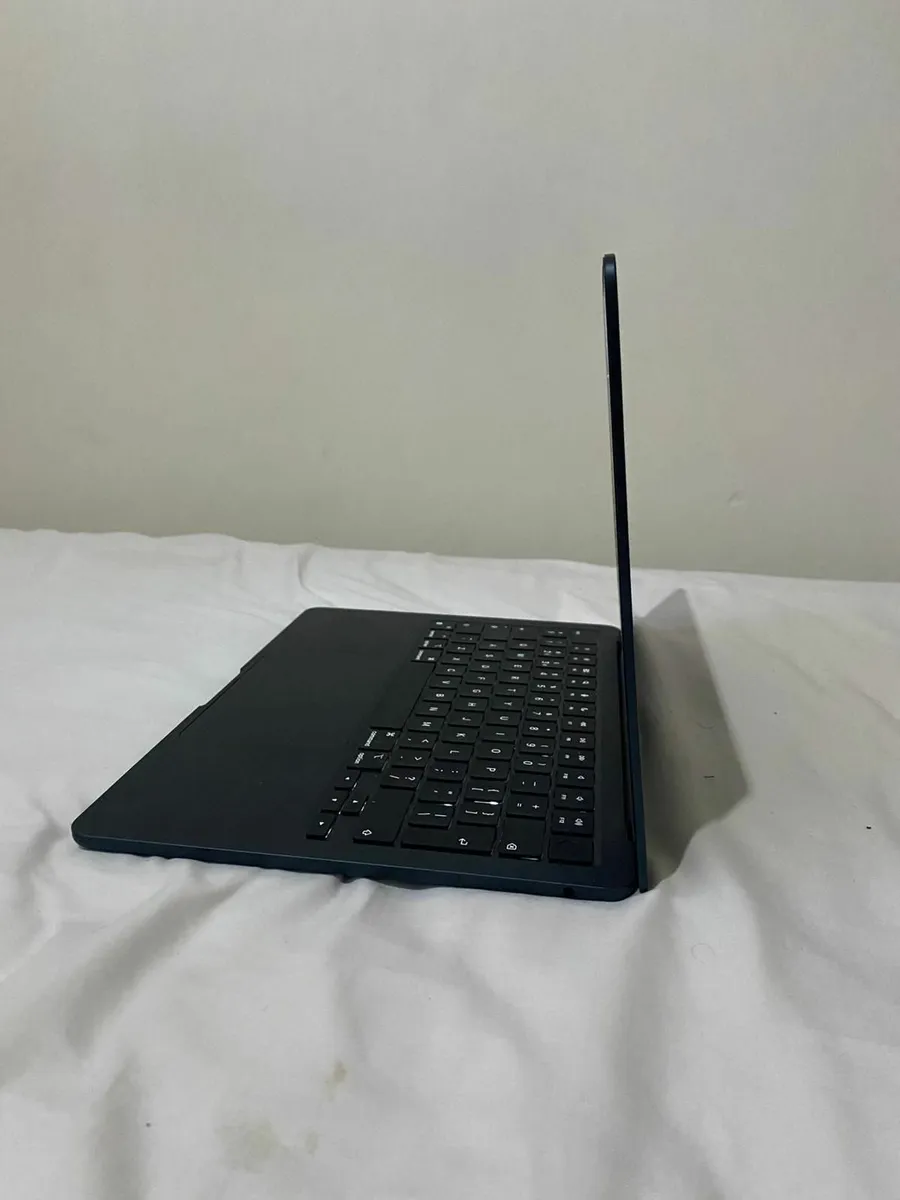 Macbook Air M2 2022 - Image 2