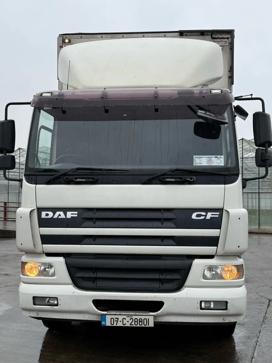 DAF CF 250 2007 box body with tail lift - Image 1