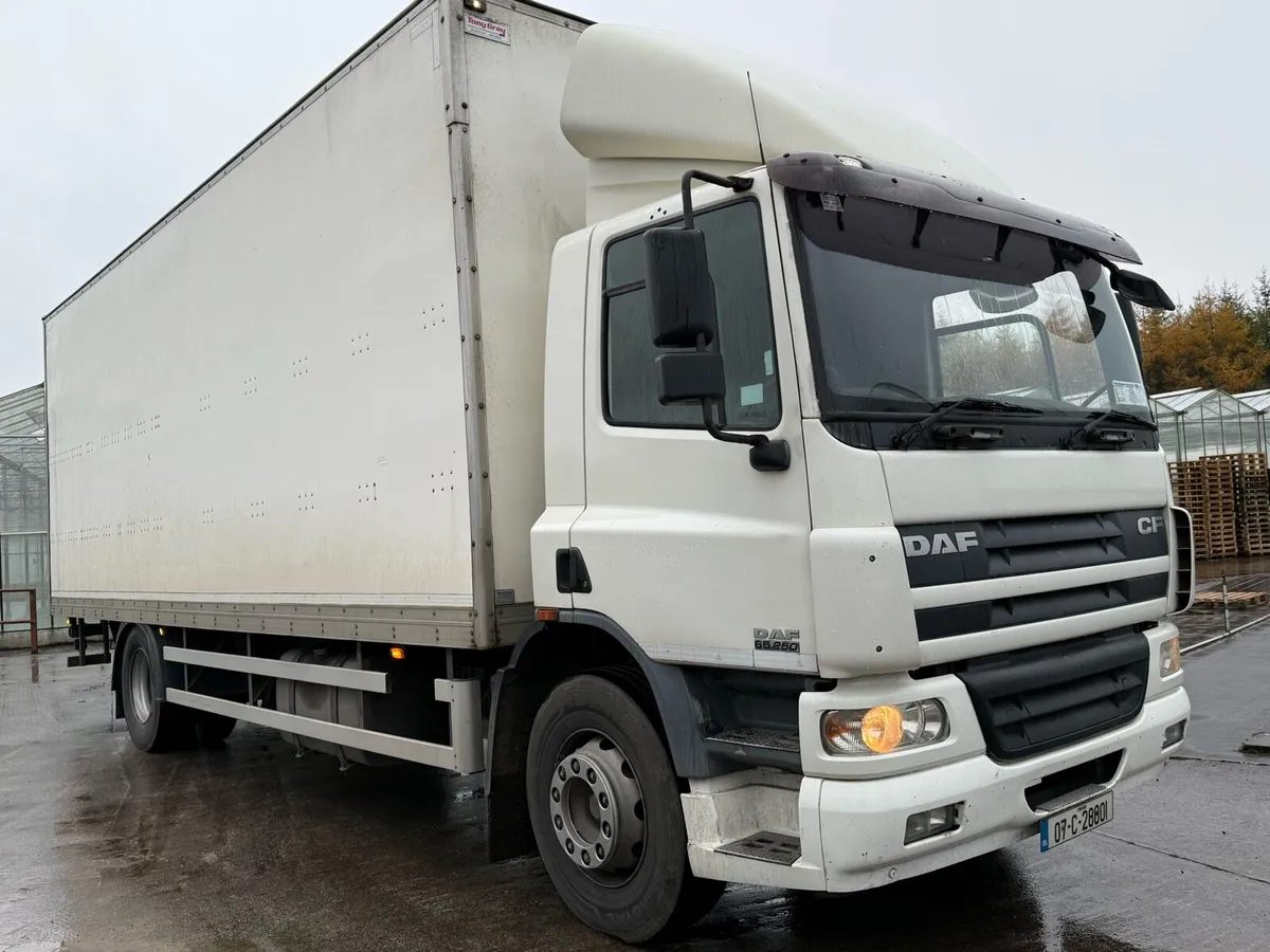 DAF CF 250 2007 box body with tail lift - Image 2