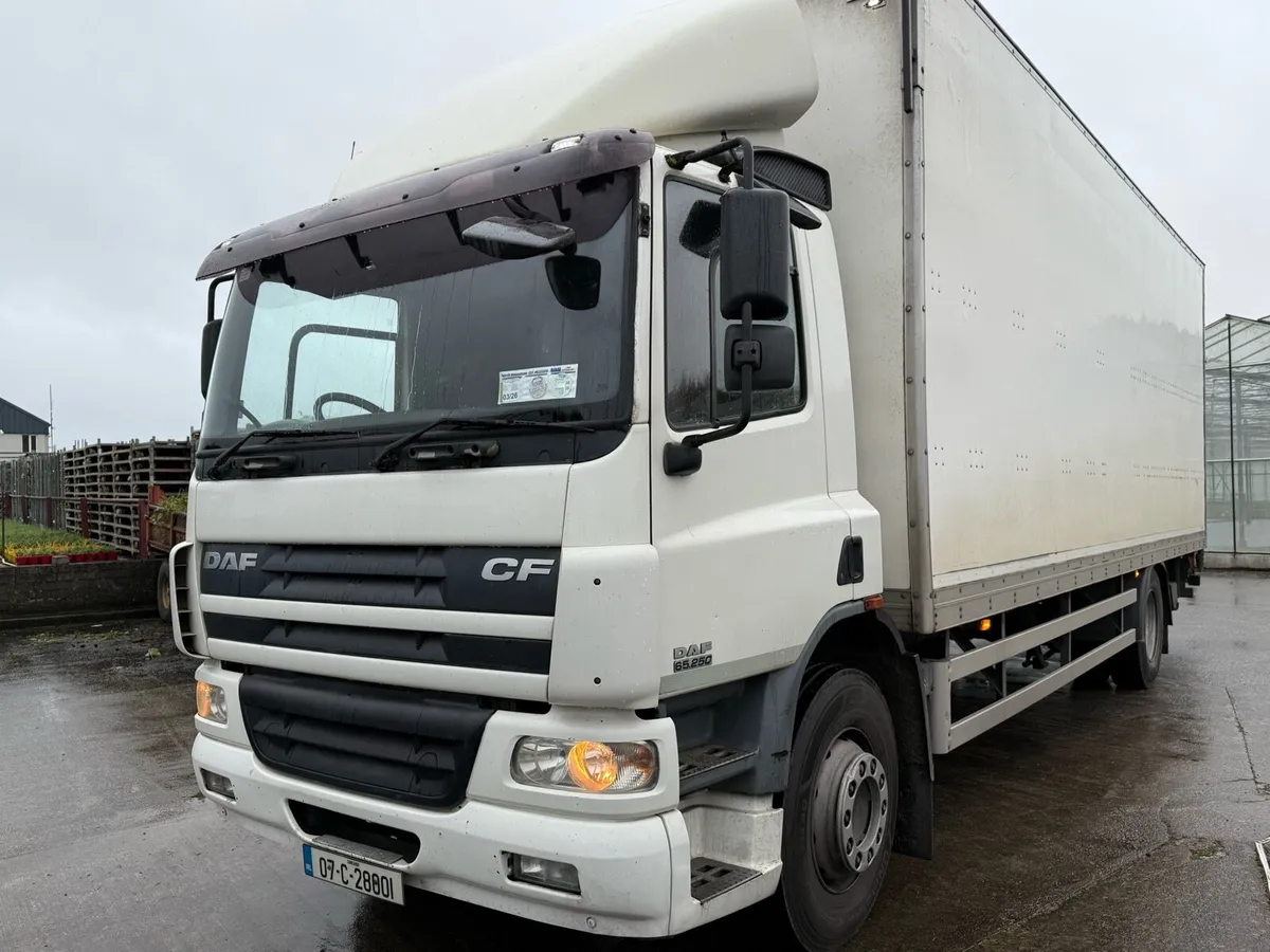 DAF CF 250 2007 box body with tail lift - Image 3