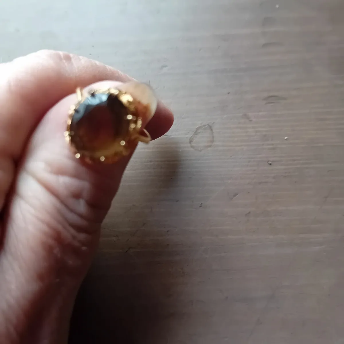 A lovely 9 CT Gold Ring - Image 1