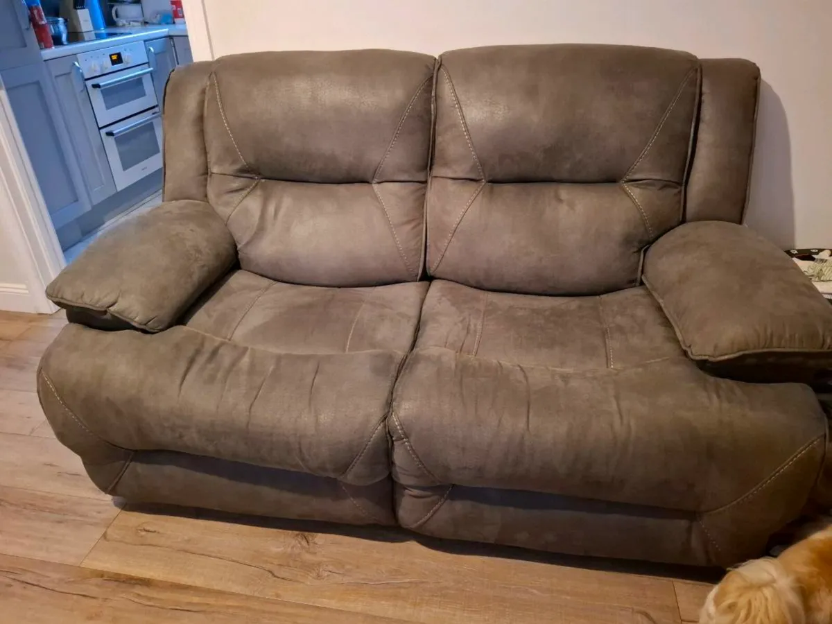 2 recliner sofa's for sale , 1 manual. 1 electric - Image 2