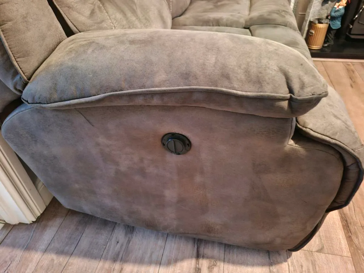 2 recliner sofa's for sale , 1 manual. 1 electric - Image 3