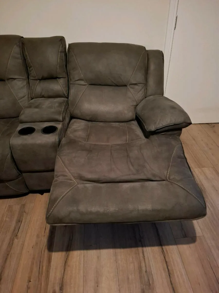 2 recliner sofa's for sale , 1 manual. 1 electric - Image 4