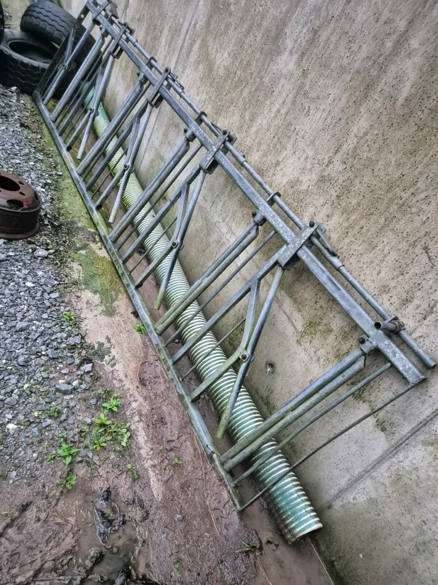 Feed locking barrier - Image 1